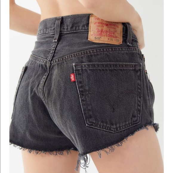 Urban Outfitters Levi’s Relaxed Fit Shorts - Picture 2 of 7